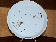 Plat rond en porcelaine motif petites poupées